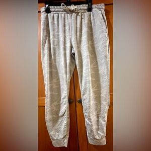 VUORI
GRAY CAMO JOGGERS
SIZE LARGE
VERY GOOD CONDITION